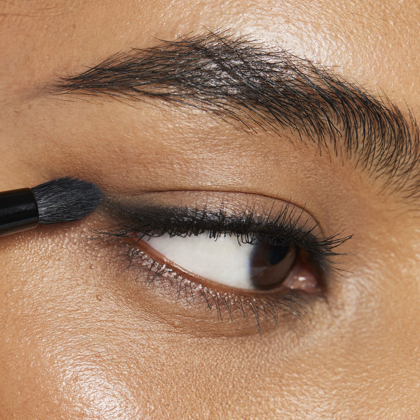 smudge-n-smoke-eyeliner-brush-h4 100824_elf_Shikin_Kohl_App_017_RGB_IGF.jpg