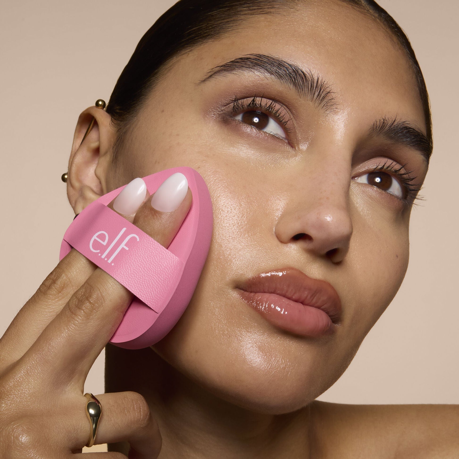 pillow-puff-foundation-sponge-f5 81838_MOM_PILLOW_PUFF_FOUNDATION_SPONGE_TOOL_SHOT_SONALI_0126_V2.jpg
